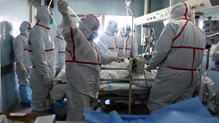 مصاب بإنفلونزا الطيور يعالج في مستشفى في ووهان بمقاطعة هوبي بوسط الصين.
