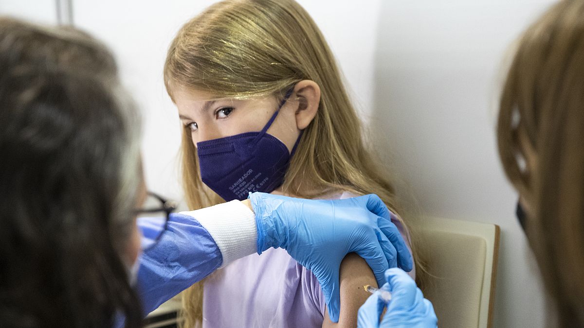 Une jeune patiente reçoit le vaccin Pfizer à Vienne en Autriche