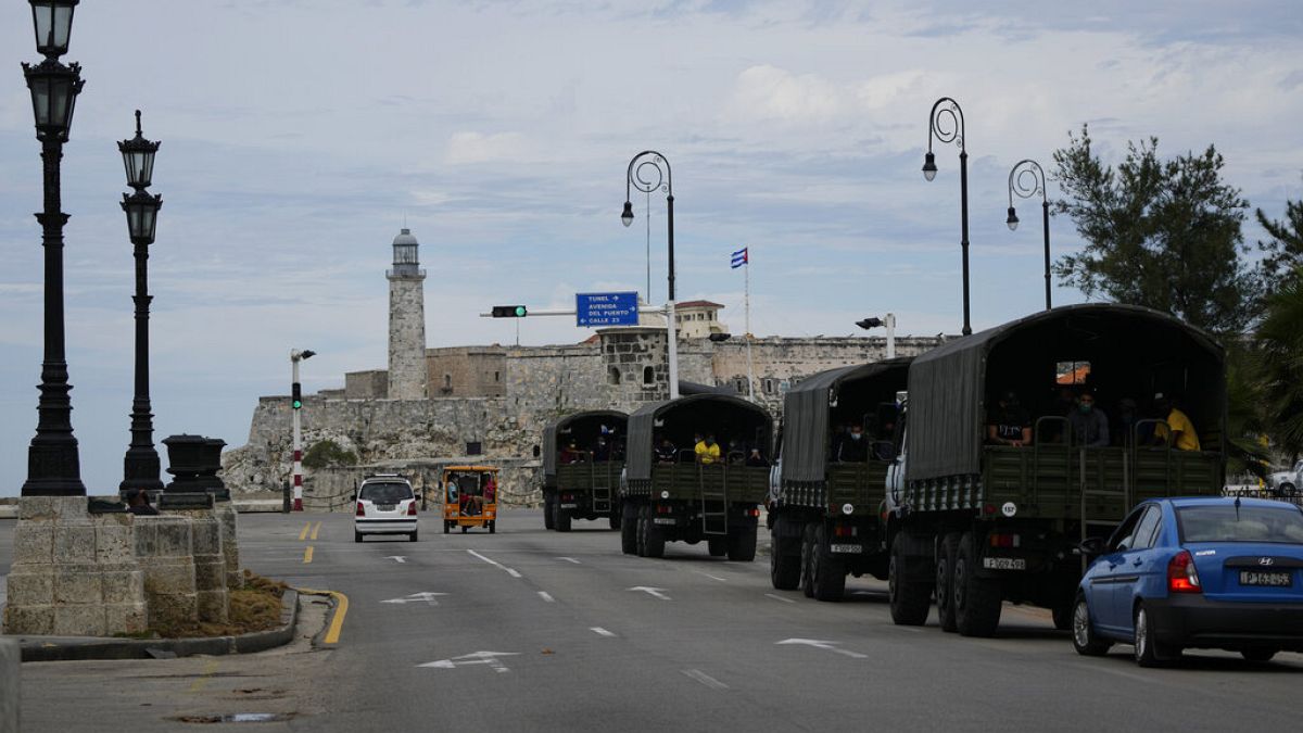 Camiones militares patrullan en el Malecón de La Habana el lunes 15 de noviembre de 2021