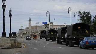 Camiones militares patrullan en el Malecón de La Habana el lunes 15 de noviembre de 2021