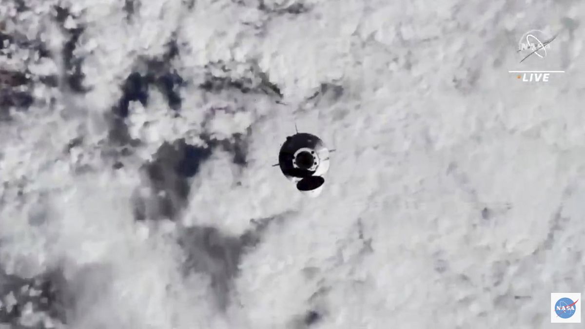 Капсула SpaceX Dragon приближается к МКС