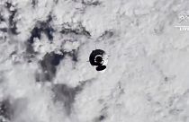 رواد الفضاء في كبسولة سبيس إكس دراغون يقتربون من محطة الفضاء الدولية.