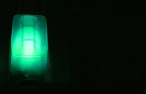 Lumière verte disposée à l'extérieur d'une maison polonaise pour indiquer son soutien aux migrants