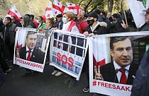 Miles de personas se manifiestan en Tiflis para pedir el traslado de Saakashvili a un hospital 