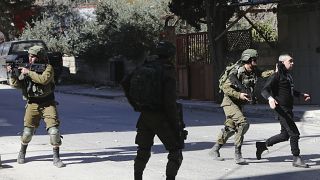 جنود إسرائيليون يعتقلون فلسطينيا خلال مواجهات في مدينة بيت لحم بالضفة الغربية