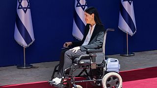 وزيرة الطاقة الإسرائيلية كارين الحرار من أمام منزل الرئيس الإسرائيلي في القدس.