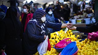 İstanbul'daki Ortakçılar Pazarı'nda alışveriş yapan halk