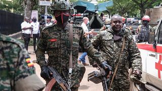 Ugandische Streitkräfte an einem der Explosionsorte