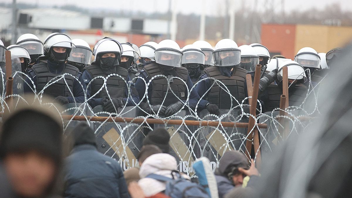 عناصر من الأمن البولندي على الحدود البيلاروسية البولندية .