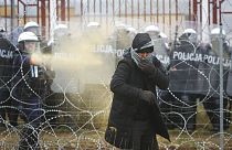 Les gardes frontaliers polonais ont tiré des gaz lacrymogènes sur un groupe de migrants à la frontière bélarusse