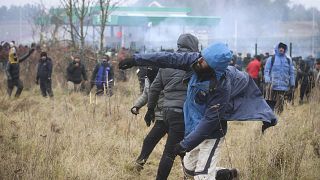Мигранты бросают камни в польских пограничников 16 ноября 2021