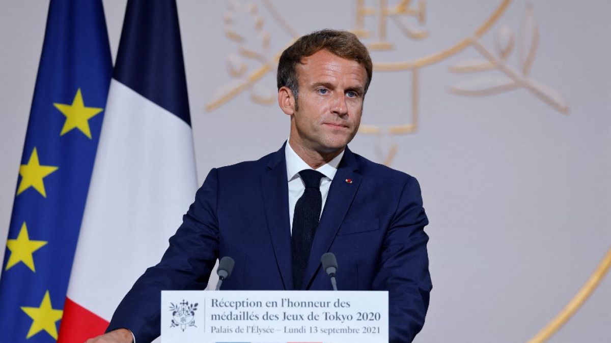 Macron és a tengerészkékre visszaváltoztatott zászló