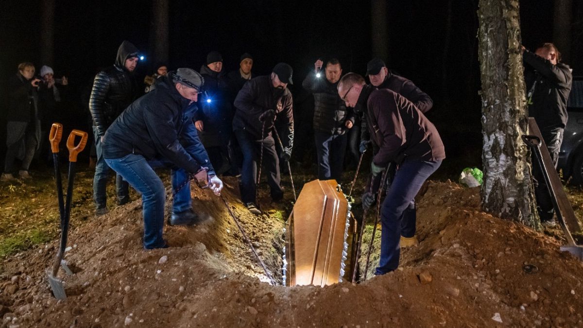 A földbe eresztik a 19 éves Ahmed koporsóját Bohoniki-ben, Lengyelországban