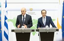 Ο Υπουργός Εξωτερικών της Κύπρου Νίκος Χριστοδουλίδης και ο Υπουργός Εξωτερικών της Ελλάδας Νίκος Δένδιας προβαίνουν σε δηλώσεις στα ΜΜΕ στη Λευκωσία