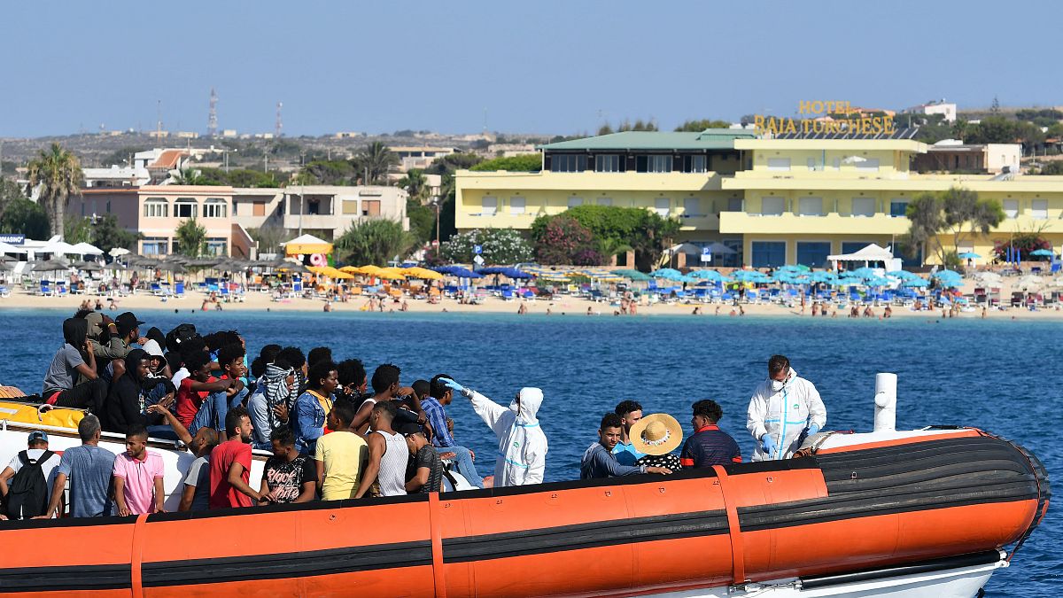 فحص المهاجرين القادمين من تونس وليبيا عند وصولهم على متن قارب خفر السواحل الإيطالي في جزيرة بيلاجي، في لامبيدوزا، إيطاليا،  في 1 أغسطس 2020