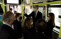 شاهد: العائلة الملكية في إسبانيا تستقل حافلة النقل العام بمناسبة الذكرى 75  لتأسيس شركة المواصلات