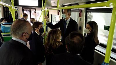 تصاویر پادشاه و ملکه اسپانیا در اتوبوس‌های درون شهری مادرید