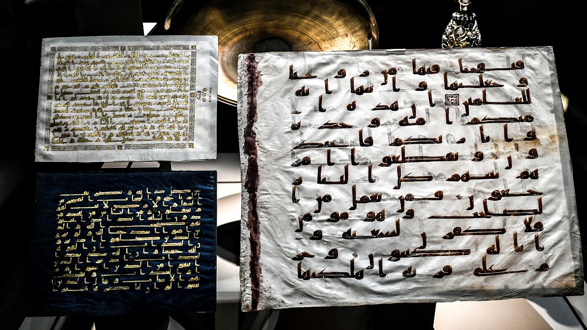 تحف من مجموعة الشيخ حمد بن عبد الله آل ثاني معروضة في متحف "أوتيل دو لا مارين" التاريخي في باريس.