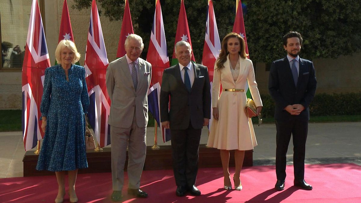 ملك الأردن يستقبل الأمير البريطاني تشارلز خلال زيارته لعمان.