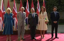 ملك الأردن يستقبل الأمير البريطاني تشارلز خلال زيارته لعمان.