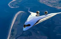 Hollanda'da geliştirilen ve geleceğin yeni yolcu uçakları olacağı düşünülen Flying V tasarımlı uçağın bir resmi.