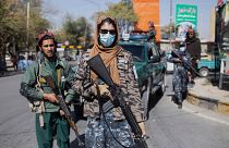 Combatientes talibanes hacen guardia durante una protesta de mujeres en Kabul, Afganistán, el 21 de octubre de 2021.