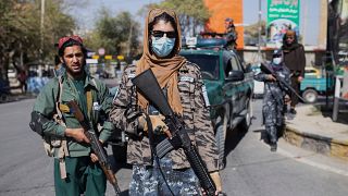 Combatientes talibanes hacen guardia durante una protesta de mujeres en Kabul, Afganistán, el 21 de octubre de 2021. 