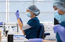 Avustralya'nın Sidney kentinde vatandaşlara Pfizer'ın Covid-19 aşısını vurmak için hazırlık yapan sağlık görevlisi