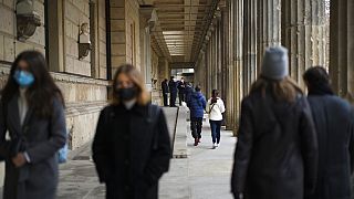Menschen mit Masken in Berlin auf der Museumsinsel