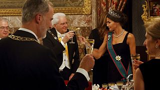 El rey Felipe VI y el presidente italiano Sergio Mattarella cenando en la mesa imperial