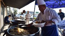 Повар готовит настоящий узбекский плов в небольшом кафе в центре Ташкента