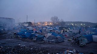 مخيم مؤقت للمهاجرين قبل إخلائه في غراند سينث، شمال فرنسا، الثلاثاء 16 نوفمبر 2021