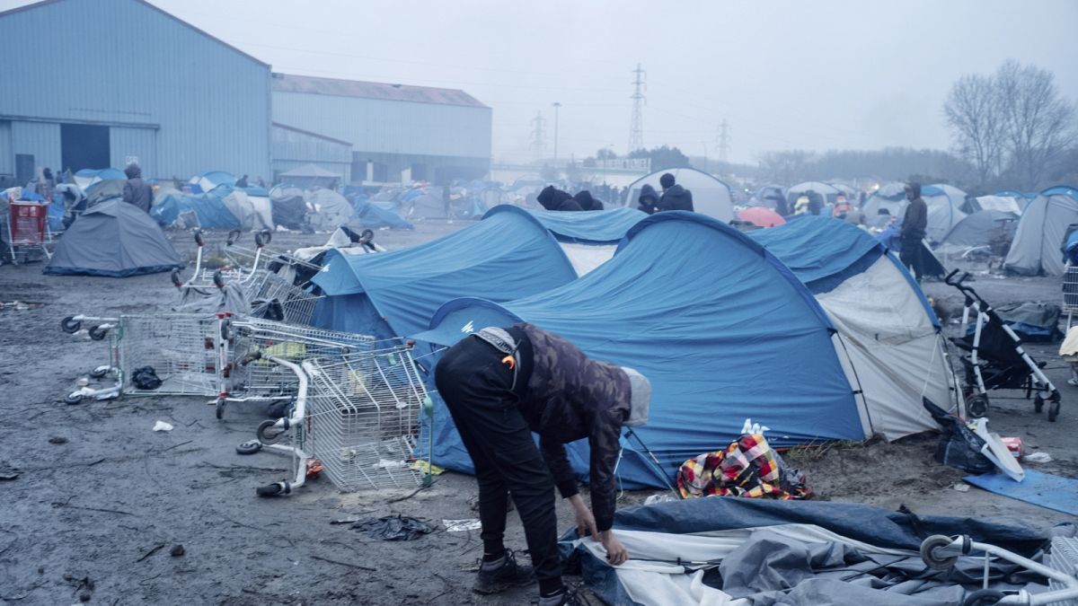 A francia rendőrség kiüríti a migránsok táborát az észak-franciaországi Dunkerque közelében
