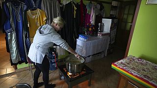 Elementos da comunidade muçulmana de Bohoniki preparam a receção aos migrantes que vêm da Bielorrússia