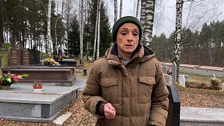 La reportera de Euronews Valérie Gauriat en el cementerio de Bohoniki, Polonia, 16/11/2921