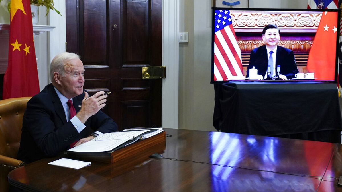 قمة افتراضية عُقدت بين الرئيسين الأمريكي جو بايدن والصيني شي جينبينغ من غرفة روزفلت بالبيت الأبيض في واشنطن، يوم الإثنين 15 نوفمبر 2021