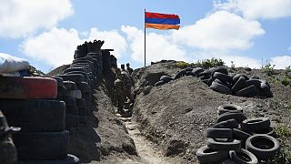 جنود يسيرون في خندق عند نقطة تفتيش حدودية بين أرمينيا وأذربيجان، 18 يونيو 2021