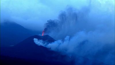 شاهد: بركان "كومبري بييخا" من جزيرة لا بالما الإسبانية يواصل ثورانه
