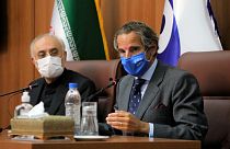 مدير عام الوكالة الدولية للطاقة الذرية رافايل غروسي في مؤتمر صحفي مع رئيس منظمة الطاقة الذرية الإيرانية علي أكبر صالحي في طهران، 25 يونيو 2021