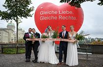 Des couples prennent la pose à l'occasion du référendum sur le "mariage pour tous", le 26/09/2021