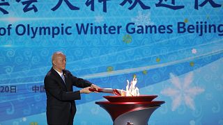 Caj Csi pekingi kommunista párttitkár meggyújtja a lánggal az olimpiai kandelábert