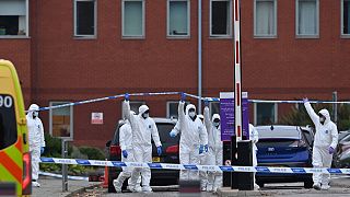 متخصصو الطب الشرعي في الشرطة البريطانية في موقع الانفجار خارج مستشفى النساء في ليفربول في 15 نوفمبر 2021