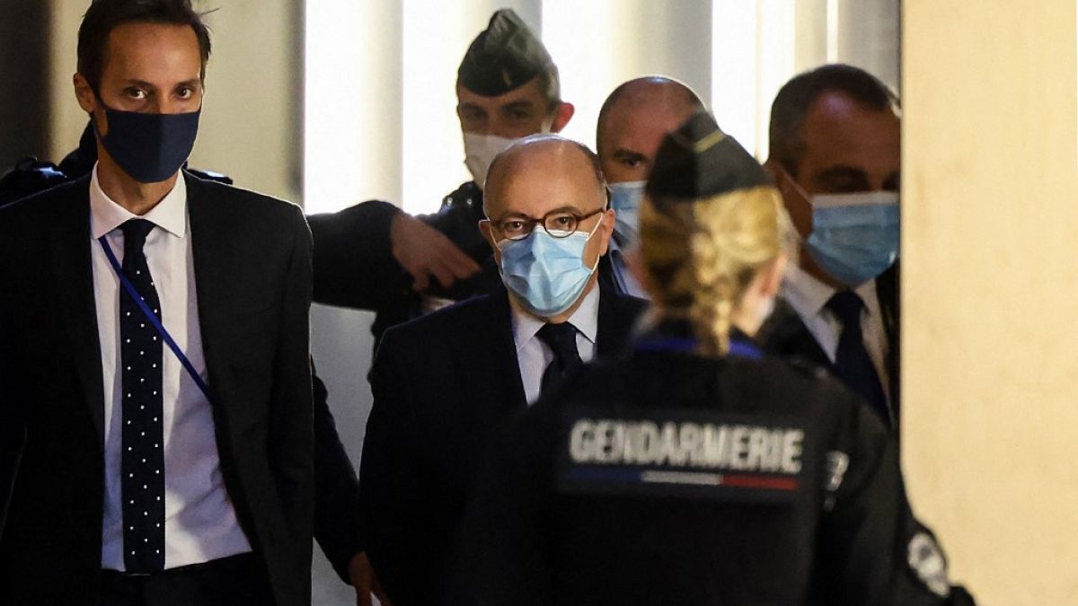 L'ancien Premier ministre français Bernard Cazeneuve arrive au Palais de justice de Paris, le 17 novembre 2021