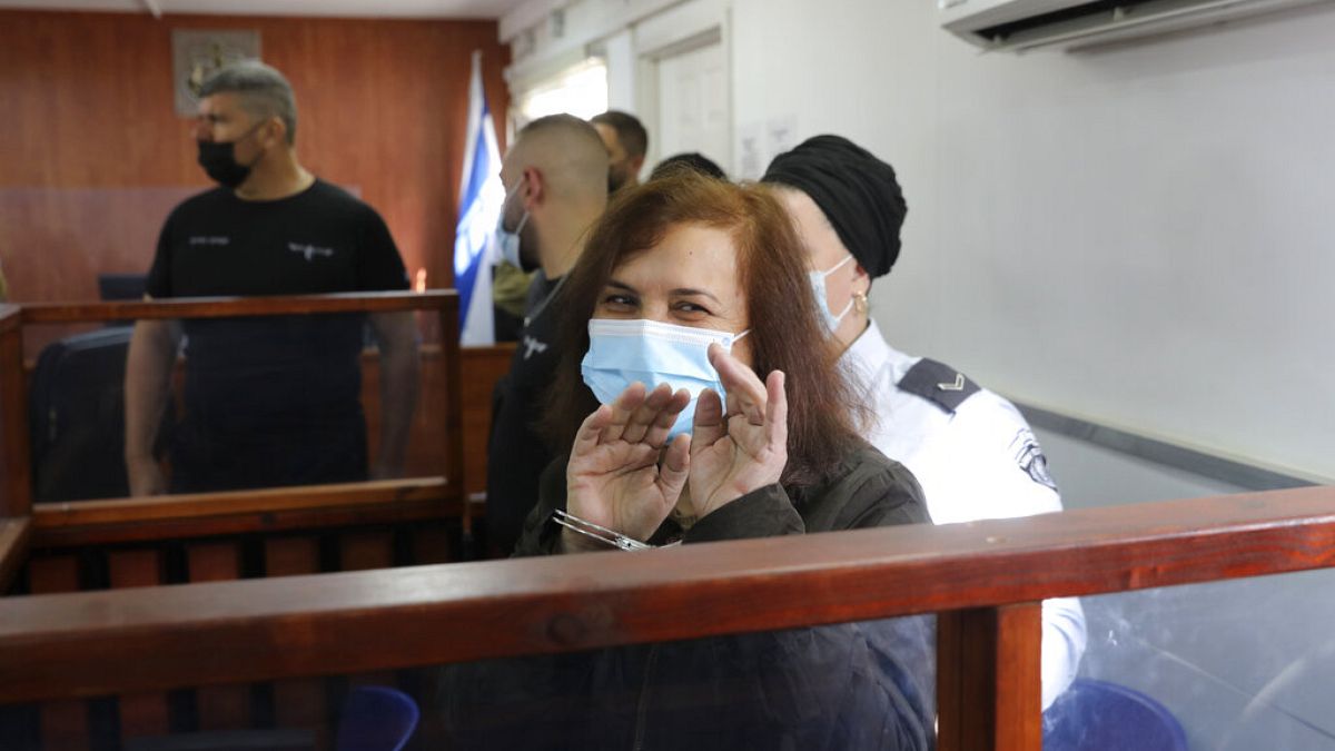 Juana Ruiz saluda a familiares y amigos durante su comparecencia ante un tribunal militar israelí
