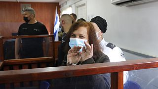 Juana Ruiz saluda a familiares y amigos durante su comparecencia ante un tribunal militar israelí