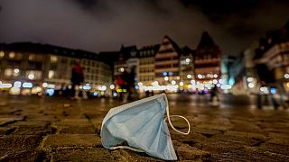 Πεταμένη ιατρική μάσκα σε πλατεία της Φρανκφούρτης στη Γερμανία