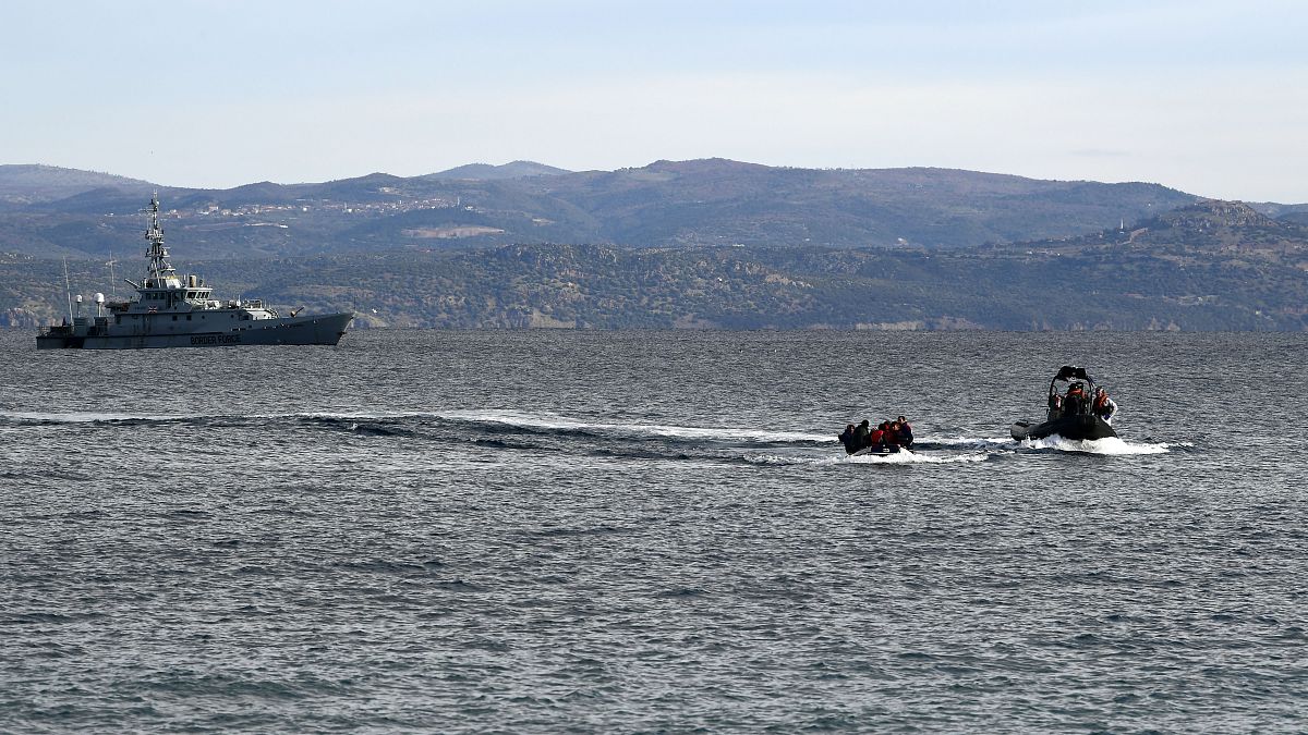 عمليات انقاذ قوارب تقل مهاجرين في سواحل اليونان. 