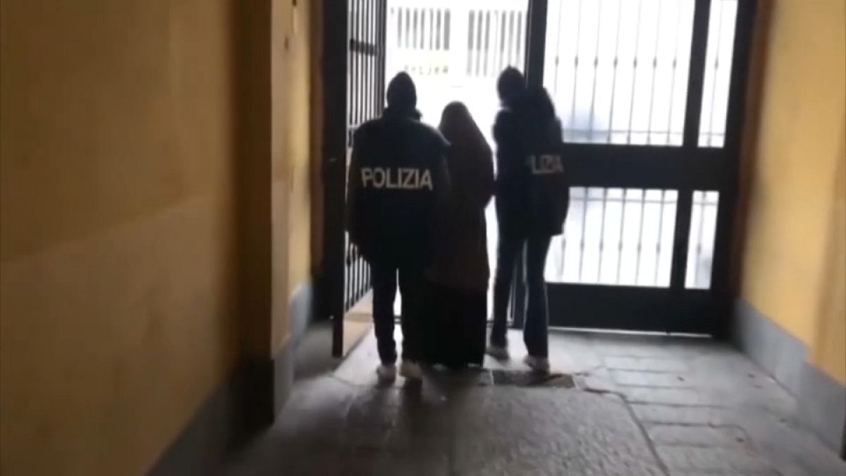 La donna arrestata a Milano per terrorismo scortata dalla polizia