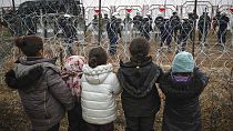Des enfants migrants à la frontière entre le Bélarus et la Pologne, côté bélarusse, "Kuznitsa", le 17 novembre 2021