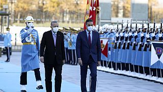 El presidente turco, Recep ¨Tayyip Erdogan, y su homólogo español, Pedro Sánchez, durante la ceremonia de bienvenida en el palacio presidencial